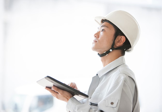 ヘルメットを被り現場管理しているイメージ写真